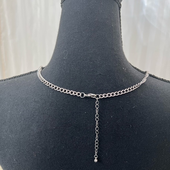 Very modern silver fringe necklace with crystal accent new with no tags - Picture 6 of 6